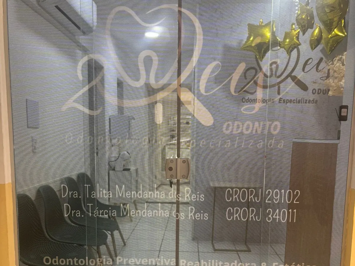 Entrada da 2 Reis Odonto com os nomes da Dra. Talita e da Dra. Tárcia Mendanha dos Reis